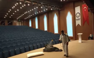 Ekipler tesisleri ilaçlıyor
