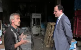 Ekmeğini çöpten çıkarıyor
