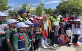 Emel Sayın yayalar için güvenli trafik etkinliğine katıldı
