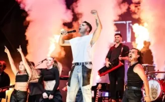 Emir Can İğrek’ten masalsı gece