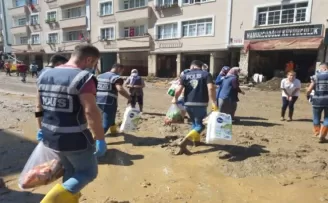Emniyet ekipleri, sel felaketinde 7/24 görev aldılar
