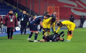 Emre Çolak, sağlık çalışanını itti!
