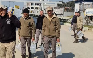 Enkaz başından ayrılmayan can dost
