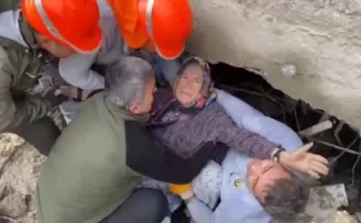 Enkazdan kurtarıldı, “Yavrularım, çocuklarım“ diyerek sarılıp ekibi öptü

