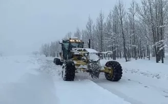 Erzurum’da aşırı kar yağışı ve tipi ulaşımı felç etti