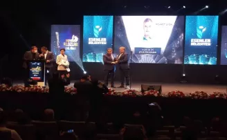 Esenler’de ’Radyonun Yıldızları’ ödüllerini aldı
