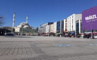 Esenler’de virüse özel tedbir: İşlek cadde ve meydanı yaya trafiğine kapatıldı
