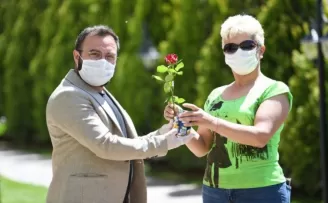 Esenyurt Belediyesi barınak gönüllüsü anneleri unutmadı
