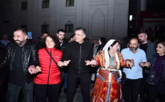 Esenyurt’ta “2. Kardeş Kültürler Festivali“ kortej ve gösterilerle başladı
