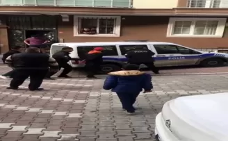 Esenyurt’ta apartman sakinleri hırsızlara suçüstü yaptı
