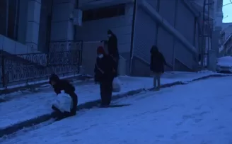 Esenyurt’ta cadde ve sokaklar buz pistine döndü
