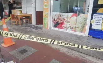 Esenyurt’ta döner dükkanında silahlı kavga: 2 yaralı
