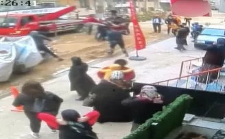 Esenyurt’ta izinsiz kesilen ağaç ortalığı savaş alanına çevirdi
