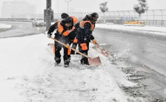 Esenyurt’ta karla mücadele çalışmaları sürüyor
