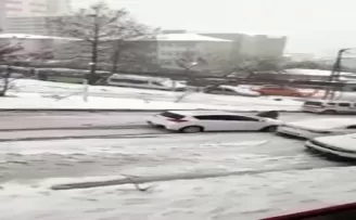 Esenyurt’ta kayan aracını durdurmak için direksiyondan indi önüne atladı
