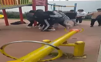 Esenyurt’ta kızların saç saça kavgası kamerada
