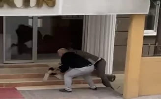 Esenyurt’ta satırlı kiracı kavgası kamerada
