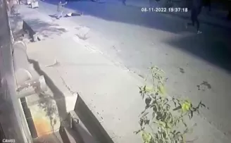Esenyurt’ta sokak ortasında silahlı çatışma anları kamerada
