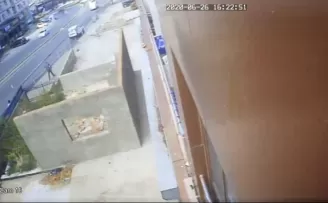 Esenyurt’ta sokak ortasında silahlı saldırı kamerada
