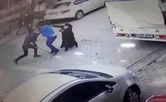 Esenyurt’ta sopalı yol verme kavgası kamerada
