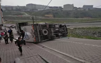 Esenyurt’ta sürücüsünün direksiyon hakimiyetini kaybettiği kamyonet devrildi
