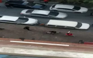 Esenyurt’ta testereli saldırganın kafasına sandalye vurdu
