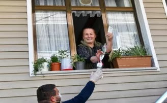 Esenyurtlu annelerin sepetleri güllerle doldu
