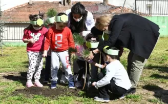 Esenyurtlu minikler ağaç dikti
