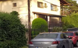 Eşini ısıran köpeği silahla vurdu
