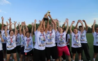 Eskişehir Büyükşehir spor kulübü kupayı kaldırdı