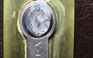 Ev sahibi kiracılar eve giremesin diye kapılarına yapıştırıcı sürdü
