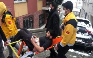 Evinde silahla oynarken kendisini vurdu
