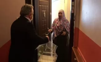 Evinden çıkamayan 65 yaşındaki Fatma teyzeye muhabbet kuşu sürprizi
