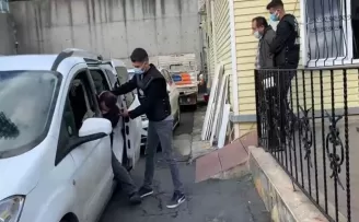 Evlerini silah atölyesine çeviren baba ve oğluna baskın
