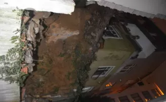 Eyüpsultan’da 3 katlı binanın istinat duvarı çöktü
