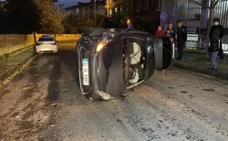 Eyüpsultan’da park halindeki araca çarpan otomobil yan yattı: 1 yaralı
