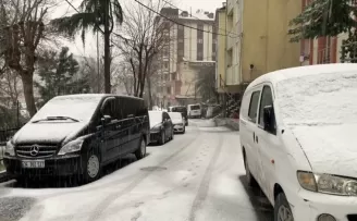 Eyüpsultan’da yollar beyaza büründü, araçlar ilerlemekte güçlük çekti
