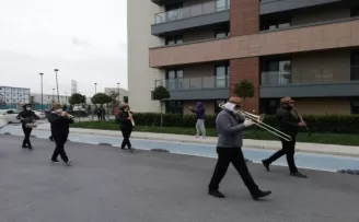 Eyüpsultan Devlet Hastanesi çalışanlarına moral konseri
