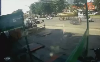 Facianın eşiğinden dönüldü: El frenini çekmeyi unuttukları araç trafiğe daldı
