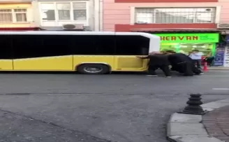 Fatih’te arızalanan İETT otobüsünü vatandaşlar itti
