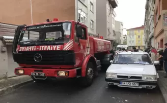 Fatih’te çıkan yangında 1’i çocuk 3 kişi dumandan etkilendi
