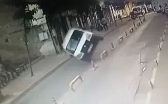 Fatih’te demir bariyerlere çarpan araç yan yattı

