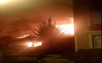 Fatih’te iki katlı gecekondu alev alev yandı

