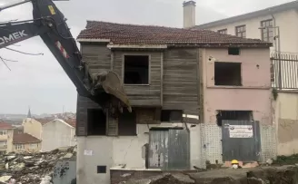 Fatih’te iki metruk binanın yıkımına başlandı
