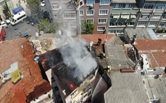 Fatih’te korkutan çatı yangını
