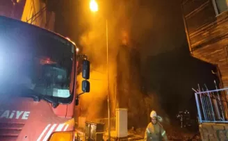 Fatih’te korkutan yangın: Metruk binada çıkan yangın 3 binaya sıçradı
