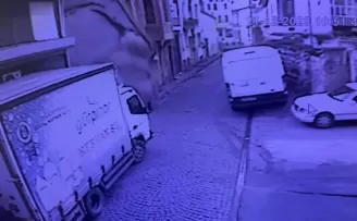 Fatih’te metruk binanın çöktüğü anlar kameraya yansıdı
