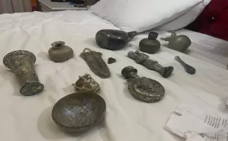 Fatih’te otelde tarihi eser ele geçirildi

