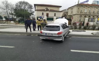 Fatih’te otomobilin yoldan çıkma anı kamerada
