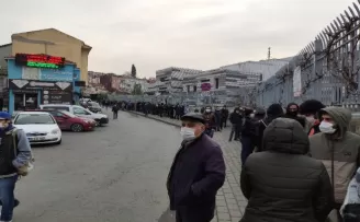 Fatih’te sosyal mesafeyi hiçe sayan kuyruk
